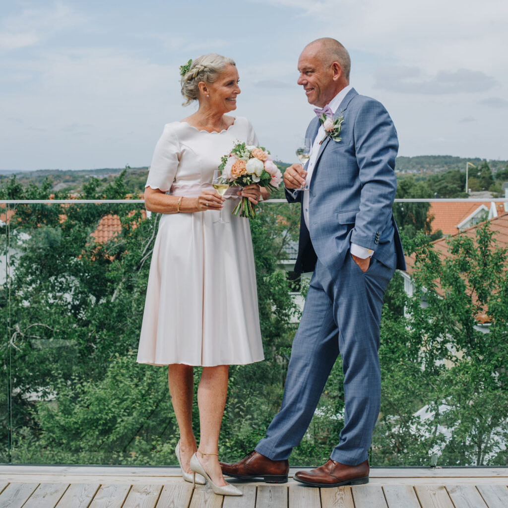 brudpar minglar utomhus