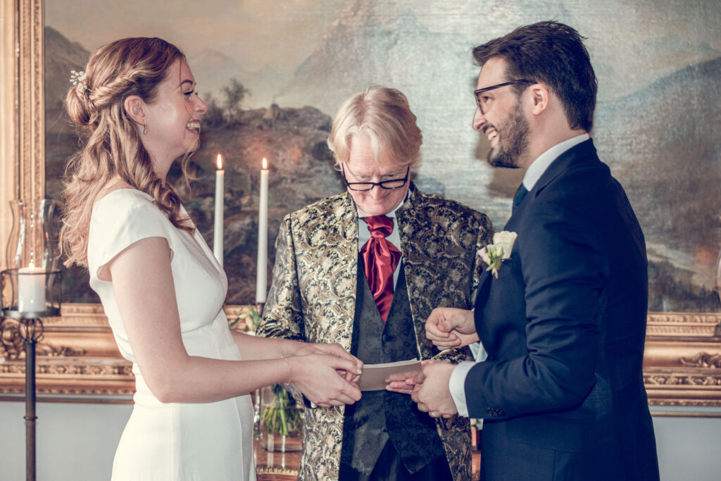 brudpar som vigs av lasse nilsson på Thorskogs slott göteborg