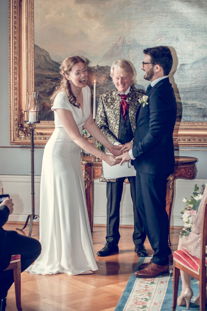 brudpar som vigs av lasse nilsson på Thorskogs slott göteborg